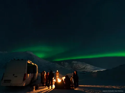 Autobús amb sostre de vidre utilitzat en el tour amb sopar d'aurores boreals de Tromsø