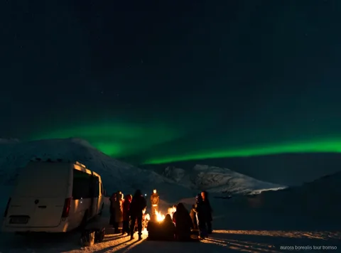 Autobús con techo de cristal usado en el tour de auroras boreales con cena en Tromsø