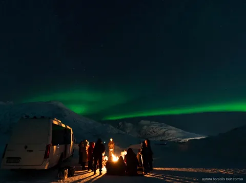 Bus au toit vitré utilisé pour l'excursion aurore boréale avec dîner de Tromsø