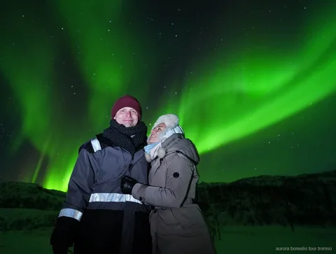 Grupo na caça ilimitada de aurora boreal de Tromso a observar o céu