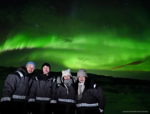 Campo con falò allestito durante una notte di caccia all'aurora boreale a Tromsø