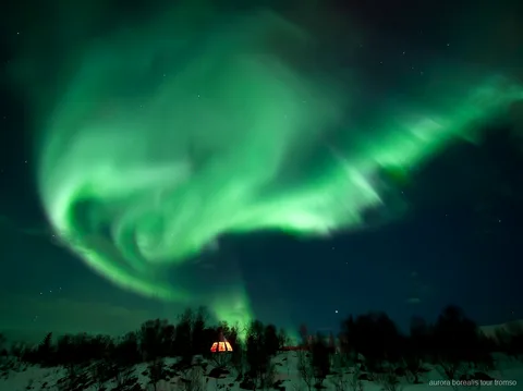Lavvo traditionnel utilisé au camp de chiens de traîneau et aurore boréale de Tromsø