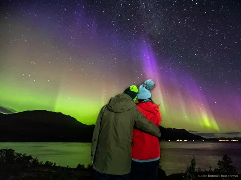 Guía haciendo un retrato a los huéspedes en la caza en grupo reducido de Tromsø