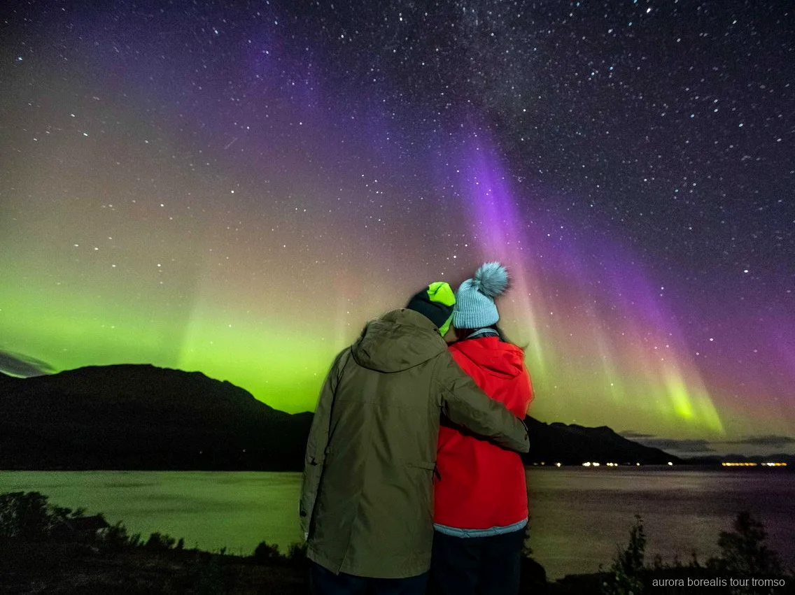 Guía haciendo un retrato a los huéspedes en la caza en grupo reducido de Tromsø