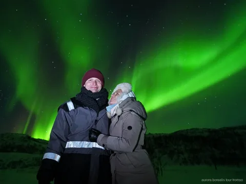 Groupe de la chasse illimitée aux aurores boréales de Tromsø observant le phénomène
