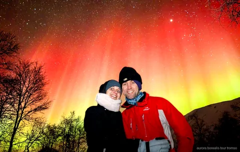 Noorderlicht boven een Arctisch landschap bij Tromso