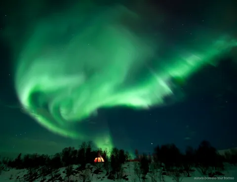Traditionell lavvo som används vid Tromsø huskygård för norrsken