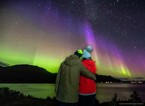 Guida che scatta un ritratto degli ospiti durante la caccia in piccolo gruppo a Tromsø