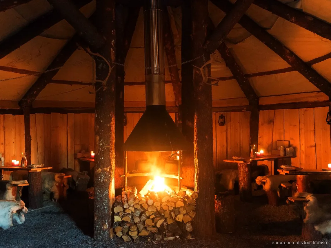 Traditionell samisk middag serverad i en lavvu nära Tromsö