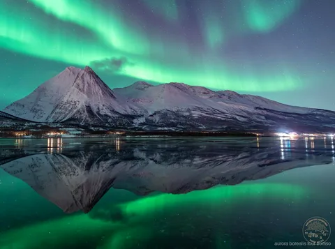 Fotògraf ensenyant ajustos de fotografia d'aurora boreal al tour de Tromsø
