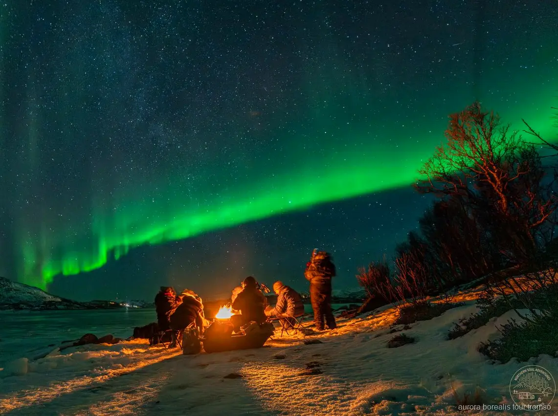 Treppiede montato per la fotografia dell'aurora boreale vicino a Tromsø