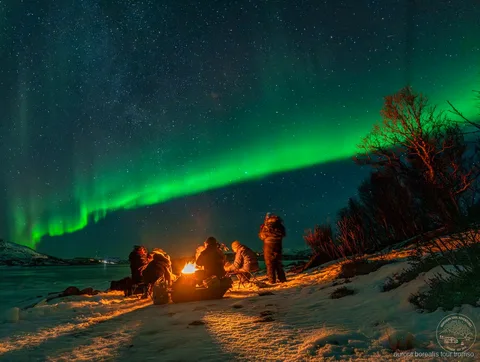 Trípode montado para fotografiar la aurora boreal cerca de Tromsø