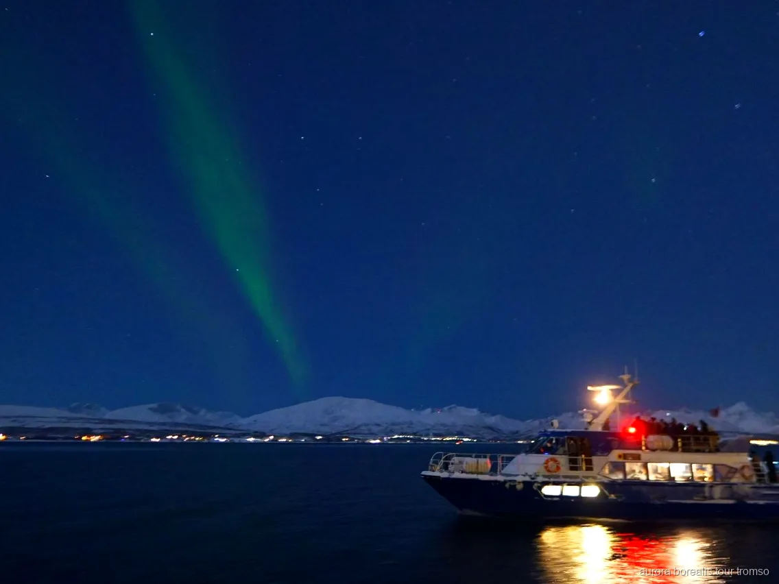 Tromso kuzey ışıkları tekne turunda fiyort üzerinde görülen aurora