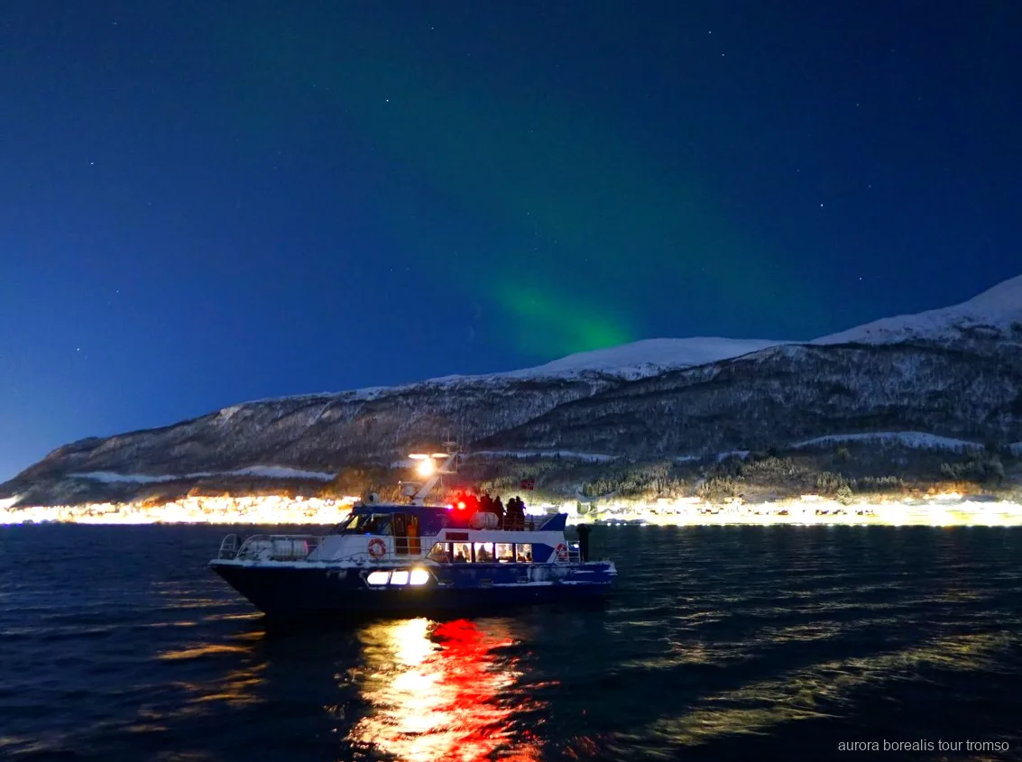 Tromso kuzey ışıkları tekne turunda mürettebatın kamera ayarlarında yardımı